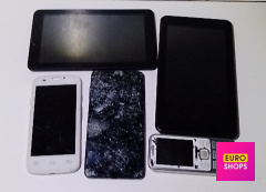 2 планшети, 2 смартфони, кнопковий телефон Дефект