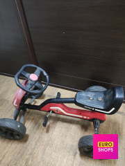 Машинка на педалях